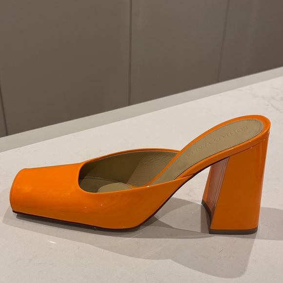 Bottega Veneta Tower 105 Bright Orange Mules in Patent Leather - Picture 5 of 7